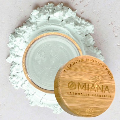 Loose green mineral powder color corrector texture for redness balancing